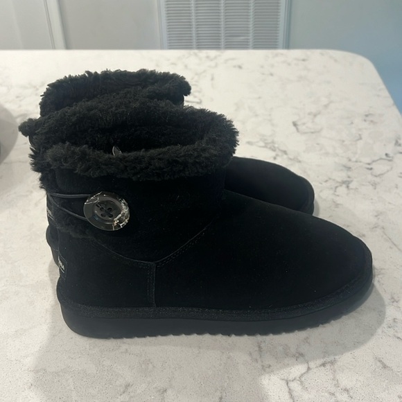 NEW WOMENS SIZE 6 BLACK KOOLABURRA BY UGG NALIE BUTTON MINI SUEDE BOOTS = - Picture 1 of 7